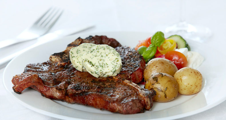 tidligste Begrænsninger Skru ned T-bone steak med grillbagte kartofler, urtesmør og græsk salat | Vinøen